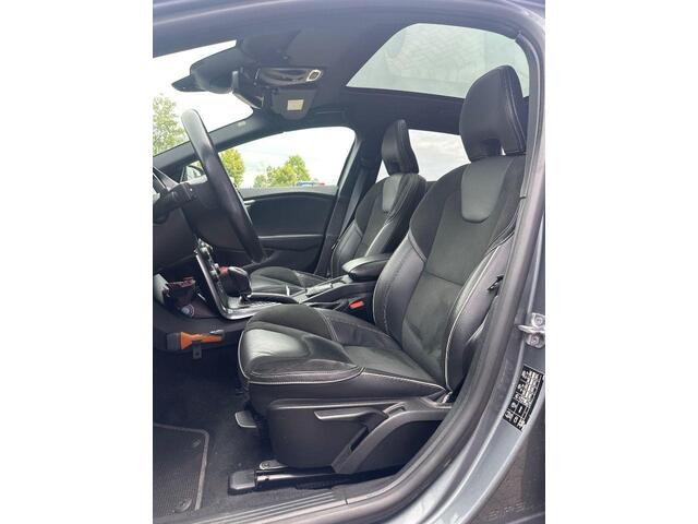 Volvo V40 1.5 T3 Polar+ Sport | Panoramadak | 17" Velgen | Parkeercamera | Trekhaak | Harman Kardon | Navigatie |