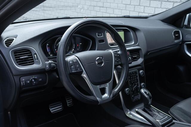 Volvo V40 T3 Polar+ Sport | Premium Audio Installatie | Getint Glas Achter | Panorama Dak | Navigatiesysteem | Keyless Entry | Verwarmbare Voorruit | Electronic Climate Control | Verwarmbare Voorstoelen | Cruise Control