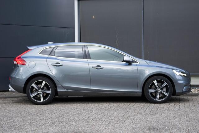 Volvo V40 T3 Polar+ Sport | Premium Audio Installatie | Getint Glas Achter | Panorama Dak | Navigatiesysteem | Keyless Entry | Verwarmbare Voorruit | Electronic Climate Control | Verwarmbare Voorstoelen | Cruise Control