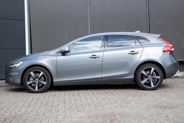 Volvo V40 T3 Polar+ Sport | Premium Audio Installatie | Getint Glas Achter | Panorama Dak | Navigatiesysteem | Keyless Entry | Verwarmbare Voorruit | Electronic Climate Control | Verwarmbare Voorstoelen | Cruise Control