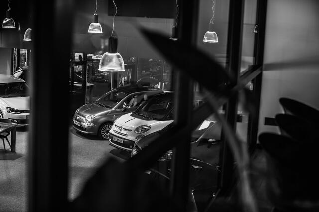 Volvo V40 2.0 T4 R-Design Sport 191Pk Automaat (PANORAMADAK, NAVIGATIE, CLIMATE, CAMERA, GETINT GLAS, LEDEREN SPORTSTOELEN, STOELVERWARMING, LED KOPLAMPEN, NIEUWE APK, NIEUWSTAAT)