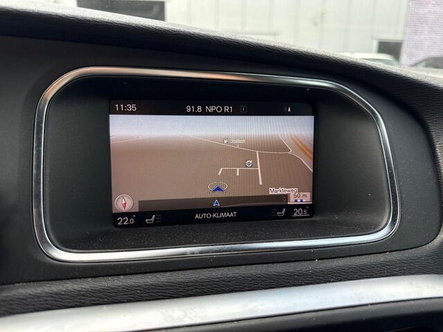 Volvo V40 2.0 T4 Business Sport | Trekhaak | Panoramadak | Standkachel | Lederen bekleding | Stoelverwarming | Camera | Parkeersensoren | Cruise Control | 17" | Dealeronderhouden |