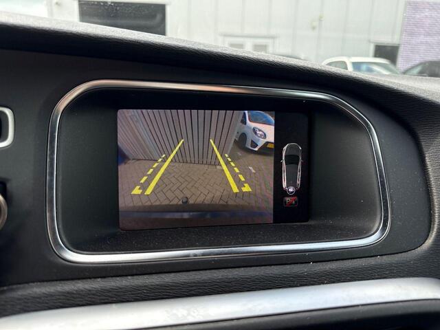 Volvo V40 2.0 T4 Business Sport | Trekhaak | Panoramadak | Standkachel | Lederen bekleding | Stoelverwarming | Camera | Parkeersensoren | Cruise Control | 17" | Dealeronderhouden |