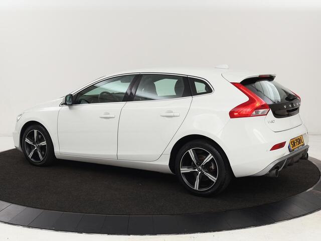 Volvo V40 2.0 T4 Business Sport | Stoelverwarming | Leder/Alcantara | Full LED | Navigatie | Climate control | Climate control | Parkeerhulp | R-Design