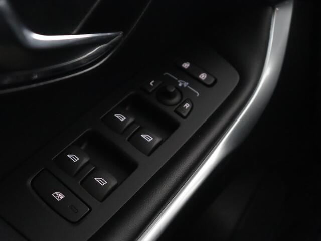 Volvo V40 2.0 T4 Business Sport | Stoelverwarming | Leder/Alcantara | Full LED | Navigatie | Climate control | Climate control | Parkeerhulp | R-Design