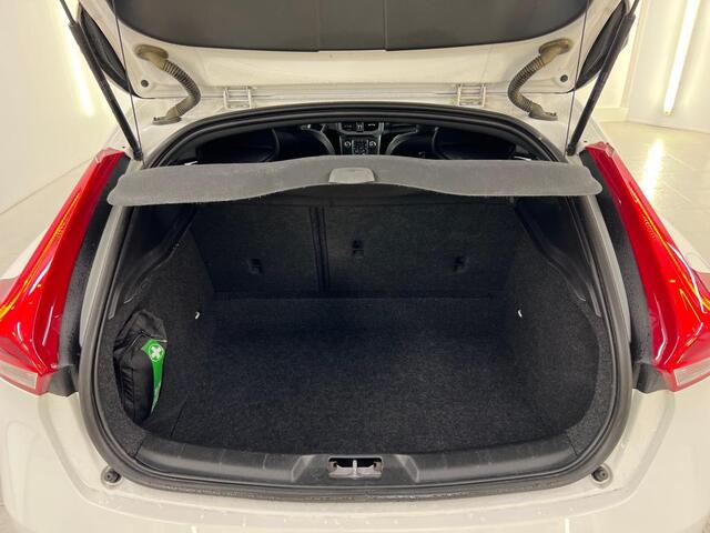 Volvo V40 1.5 T3 Polar+ Sport | DAB | Keyless entry | Harman/Kardon | Standkachel | Parkeercamera | Panoramadak | Volvo on Call | Stoelverwarming |