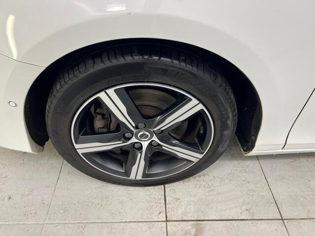 Volvo V40 1.5 T3 Polar+ Sport | DAB | Keyless entry | Harman/Kardon | Standkachel | Parkeercamera | Panoramadak | Volvo on Call | Stoelverwarming |