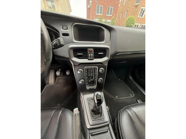 Volvo V40 2.0 T4 Business Sport | Standkachel | Volvo on Call | DAB | Keyless entry/start | Stoelverwarming | Parkeercamera | Parkeersensoren | Extra getint glas |