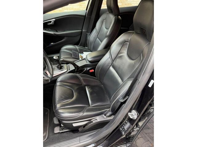 Volvo V40 2.0 T4 Business Sport | Standkachel | Volvo on Call | DAB | Keyless entry/start | Stoelverwarming | Parkeercamera | Parkeersensoren | Extra getint glas |