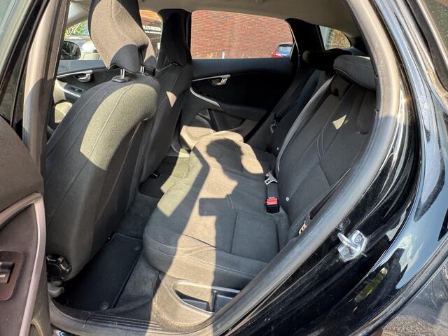 Volvo V40 2.0 T2 Momentum // NAVI // CLIMA // CRUISE // TREKHAAK // LICHT METALEN VELGEN