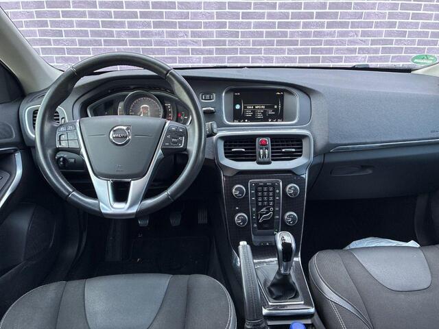Volvo V40 2.0 T2 Nordic+ | Standkachel | Stoel en Stuurverwarming | Verwarmbare Voorruit | Navigatie | Park Assist Achter |