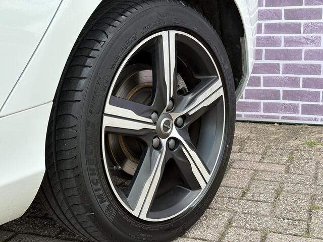 Volvo V40 1.5 T3 Polar+ Sport | DAB | Panoramadak | Stoelverwarming | Parkeersensoren V+A | Parkeercamera | Keyless entry/start | Harman/Kardon | Volvo on Call |