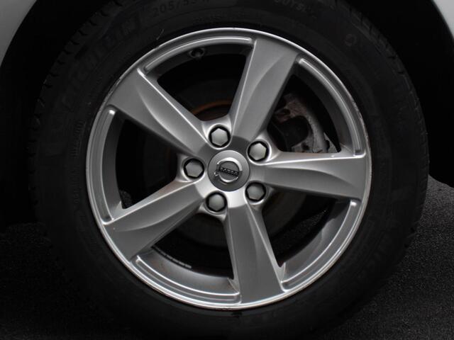 Volvo V40 1.5 T2 Momentum Airco Navigatie Parkeersensoren Radio Lichtmetalen velgen Elektrische ramen Bluetooth