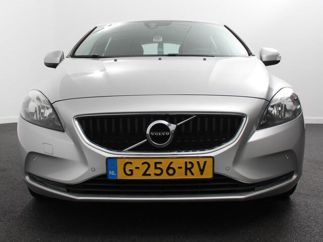 Volvo V40 1.5 T2 Momentum Airco Navigatie Parkeersensoren Radio Lichtmetalen velgen Elektrische ramen Bluetooth