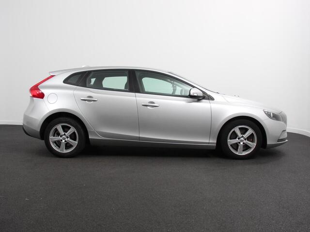 Volvo V40 1.5 T2 Momentum Airco Navigatie Parkeersensoren Radio Lichtmetalen velgen Elektrische ramen Bluetooth