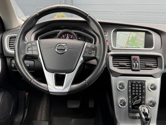Volvo V40 1.5 T3 Nordic+ 2e Eigenaar,Pano,Camera,Automaat,Navi,Stoelverwarming,153pk,Leder,Pdc,Elekt.Stoelen,Lm velgen,N.A.P,Nieuwe Apk bij Aflevering