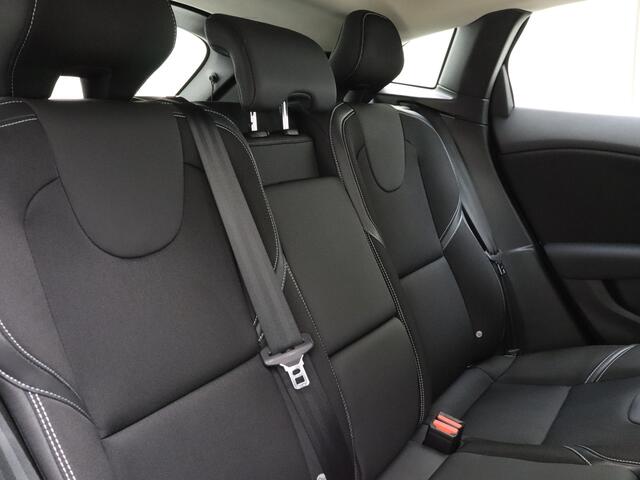 Volvo V40 2.0 T3 153pk Nordic+ / Stoelverwarming / Stand kachel / Parkeersensoren / All-season banden / Verwarmbaar vorruit