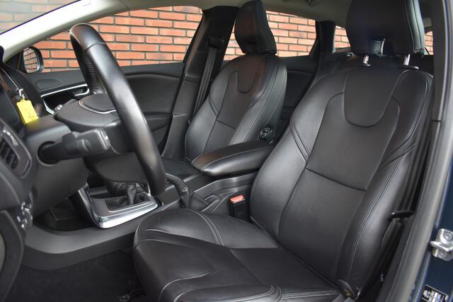 Volvo V40 D2 120PK Nordic+ Luxury | Trekhaak | Keyless Entry | Camera | Standkachel | Volvo on Call |