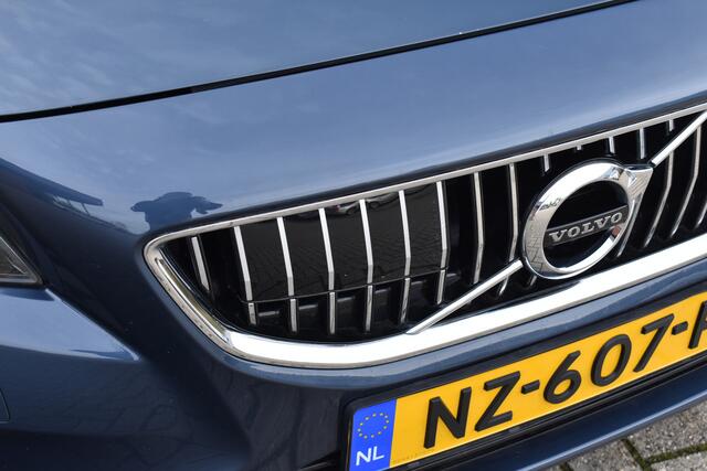 Volvo V40 D2 120PK Nordic+ Luxury | Trekhaak | Keyless Entry | Camera | Standkachel | Volvo on Call |