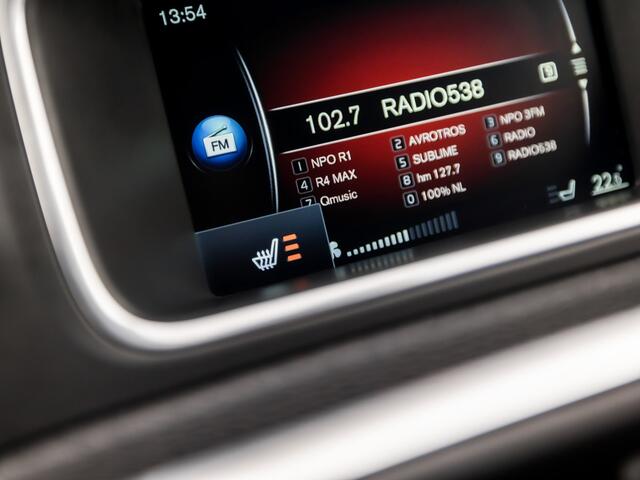 Volvo V40 2.0 D2 R-Design Automaat (NAVIGATIE, VIRTUAL COCKPIT, CLIMATE, LEDER/ALCANTARA, STOELVERWARMING, SPORTSTOELEN, GETINT GLAS, CRUISE, PARKEERSENSOREN, NIEUWE APK, NIEUWSTAAT)