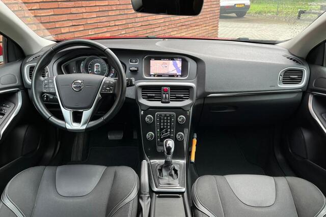 Volvo V40 T2 Automaat Edition+ | Stoelverwarming | Navigatie | Cruise Control | Parkeersensoren achter | Sensus Connect premium audio | Regensensor | Climate control | LED koplampen