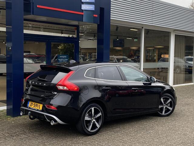 Volvo V40 1.5 T3 Polar+ Sport / Automaat / NL-Auto / Dealer-Onderhouden / Panodak / Harman-Kardon / Half-Leder/Half-Alcantara / Cruise-Control / Climate-Control / Stoelverwarming / Trekhaak / Keyless / LED / DAB Radio-Bluetooth / Navi / PDC V+A met Camera / 17'' LM