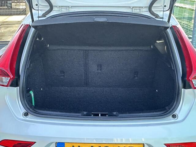 Volvo V40 1.5 T3 Polar+ Sport Automaat, R-design, Metallic, Stoelverwarming, Harman Kardon audio, Extra getinte ramen achter, Leder-nubuck bekleding, Panoramadak