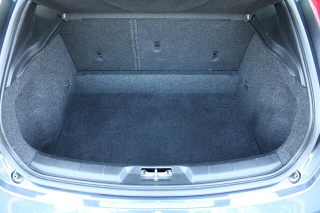 Volvo V40 T2 Momentum | Org. NL | Verw. Voorstoelen | Parkeersensoren achter | | Cruise Control |