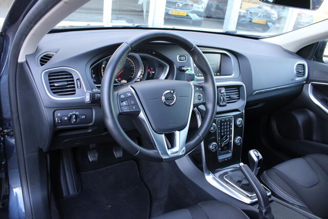 Volvo V40 T2 Momentum | Org. NL | Verw. Voorstoelen | Parkeersensoren achter | | Cruise Control |