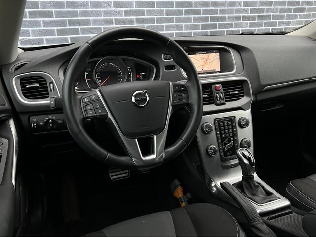 Volvo V40 T2 Nordic+ | Automaat | Navigatie | Cruise Control | High Performance Audio | Trekhaak | Stoelverwarming | LED Koplampen | Standkachel | Park Assist | Voorruit Verwarming | Climate Control | Volvo On Call