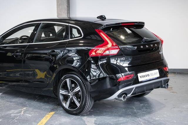 Volvo V40 T3 R-Design | Parkeercamera | Navigatie | Parkeersensoren voor + achter | Stoelverwarming | 17'' Lichtmetalen velgen | Dealer onderhouden | Trekhaak | All Season banden |