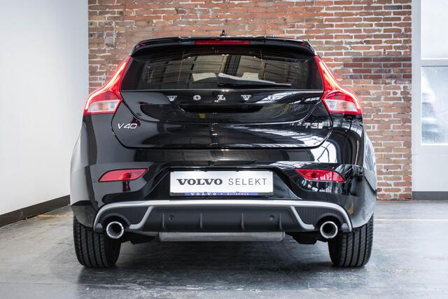 Volvo V40 T3 R-Design | Parkeercamera | Navigatie | Parkeersensoren voor + achter | Stoelverwarming | 17'' Lichtmetalen velgen | Dealer onderhouden | Trekhaak | All Season banden |