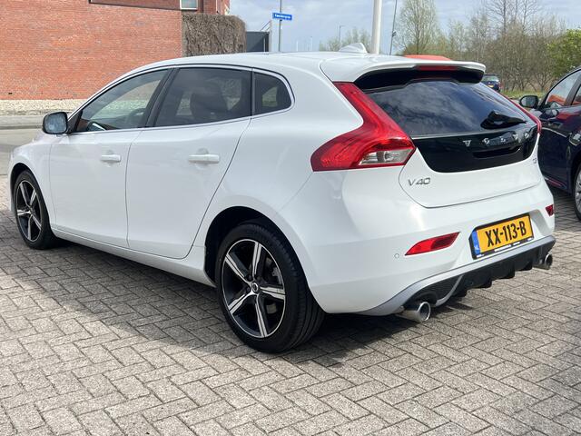 Volvo V40 1.5 T3 Automaat R-Design Polar + Sport Panoramadak Navigatie Camera Harman Kardon Audio Keyless Entry Led Koplampen Stoelverwarming Extra Getint Glas NL Auto