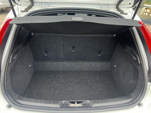 Volvo V40 1.5 T3 Automaat R-Design Polar + Sport Panoramadak Navigatie Camera Harman Kardon Audio Keyless Entry Led Koplampen Stoelverwarming Extra Getint Glas NL Auto