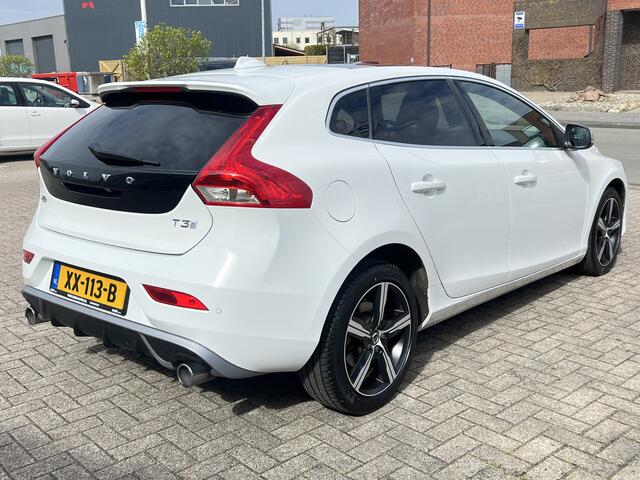 Volvo V40 1.5 T3 Automaat R-Design Polar + Sport Panoramadak Navigatie Camera Harman Kardon Audio Keyless Entry Led Koplampen Stoelverwarming Extra Getint Glas NL Auto