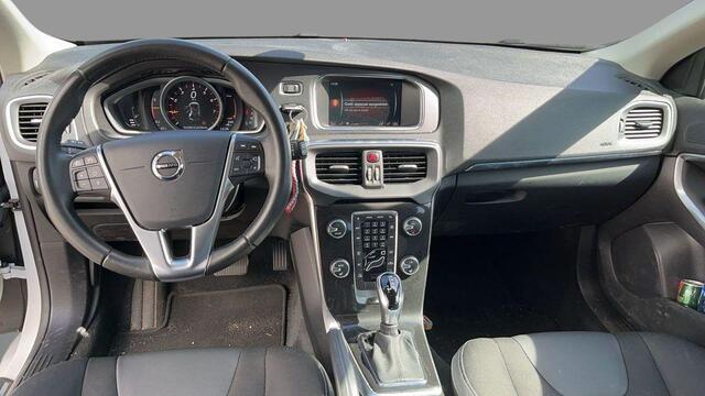 Volvo V40 1.5 T2 Polar+ | Automaat | Stoelverwarming | Navigatie | LED koplampen | Volvo dealer onderhouden | Parkeersensoren achter | Climate control | Cruise control | Volvo On Call | 16 inch velgen | Regensensor |