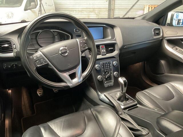 Volvo V40 2.0 T4 Business Sport | Trekhaak | Standkachel | Panoramadak | Keyless entry/start | DAB | Stoelverwarming | Parkeercamera | Volvo on Call | High Performance Audio |