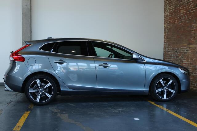 Volvo V40 T3 Automaat Polar+ Sport | Panoramadak | Achteruitrijcamera | Navigatie | Stoelverwarming | Standkachel | Trekhaak