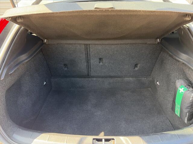 Volvo V40 1.5 T3 Polar+ Sport / Audio Harman Kardon / Panorama dak / 17" Velgen /