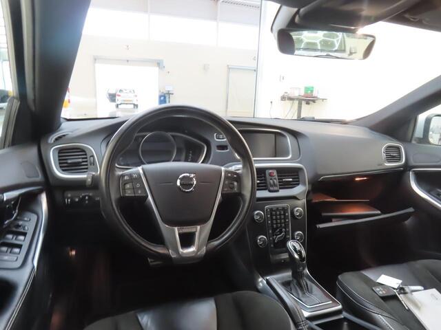 Volvo V40 2.0 T4 Business Sport | Automaat | Stoelverwarming | Parkeersensoren | High Performance Audio | Navigatie | Bluetooth | Cruise control | Climate control | Half lederen bekleding | Regensensor |