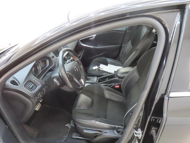 Volvo V40 2.0 T4 Business Sport | Automaat | Stoelverwarming | Parkeersensoren | High Performance Audio | Navigatie | Bluetooth | Cruise control | Climate control | Half lederen bekleding | Regensensor |