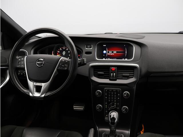 Volvo V40 T3 152PK Polar+ Sport / Trekhaak / Panoramisch Dak / DAB+ / Verwarmbare Voorruit / Leder/Nubuck / Verwarmbare Voorstoelen / Harman Kardon / Volvo Guard Alarm /