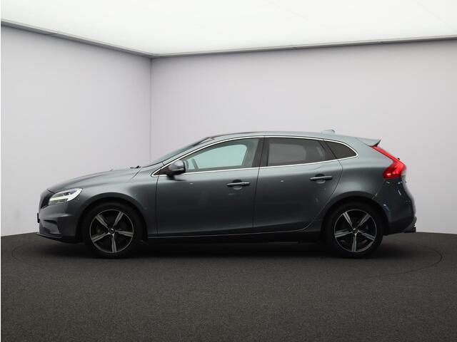 Volvo V40 T3 152PK Polar+ Sport / Trekhaak / Panoramisch Dak / DAB+ / Verwarmbare Voorruit / Leder/Nubuck / Verwarmbare Voorstoelen / Harman Kardon / Volvo Guard Alarm /