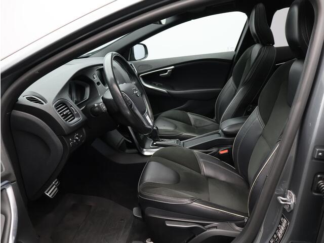 Volvo V40 T3 152PK Polar+ Sport / Trekhaak / Panoramisch Dak / DAB+ / Verwarmbare Voorruit / Leder/Nubuck / Verwarmbare Voorstoelen / Harman Kardon / Volvo Guard Alarm /