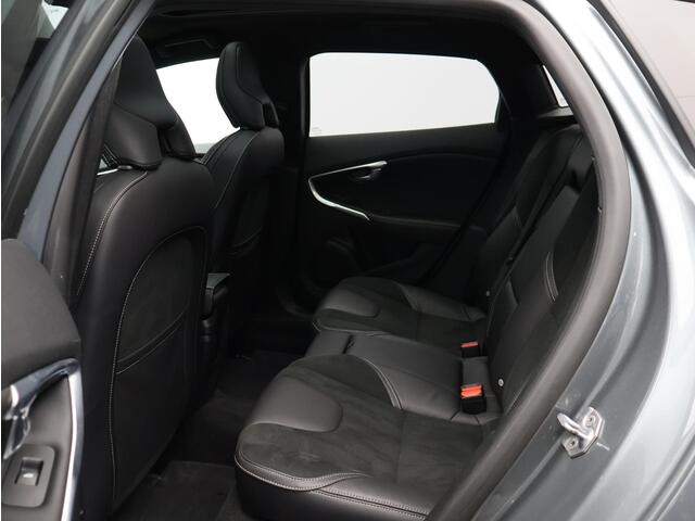 Volvo V40 T3 152PK Polar+ Sport / Trekhaak / Panoramisch Dak / DAB+ / Verwarmbare Voorruit / Leder/Nubuck / Verwarmbare Voorstoelen / Harman Kardon / Volvo Guard Alarm /