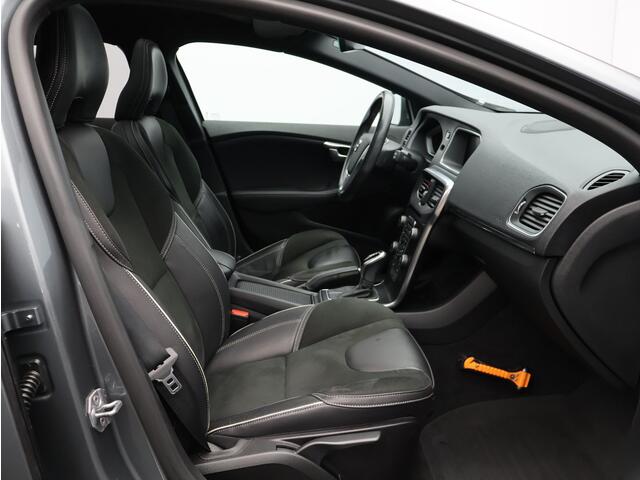 Volvo V40 T3 152PK Polar+ Sport / Trekhaak / Panoramisch Dak / DAB+ / Verwarmbare Voorruit / Leder/Nubuck / Verwarmbare Voorstoelen / Harman Kardon / Volvo Guard Alarm /