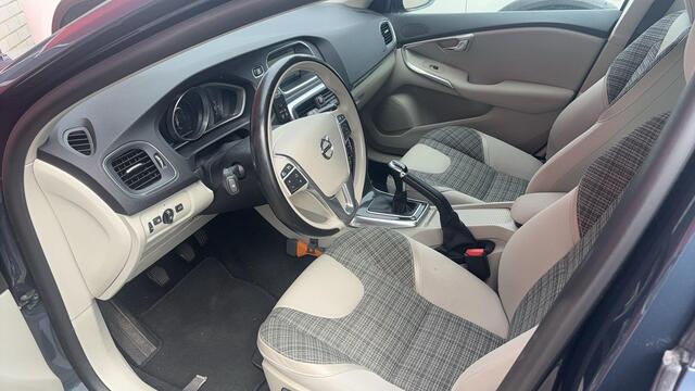Volvo V40 2.0 T2 Nordic+ TREKHAAK / STANDKACHEL / FULL LED / STOELVERW / NAVI / CLIMA / PDC / BLUETOOTH / CRUISE / NL-AUTO