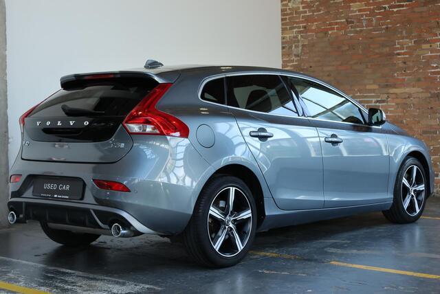 Volvo V40 1.5 T3 Polar+ Sport | Standkachel | Keyless Entry | Harman Kardon Premium Audio | Elektrisch Verstelbare Bestuurdersstoel | Panoramadak | Achteruitrijcamera |