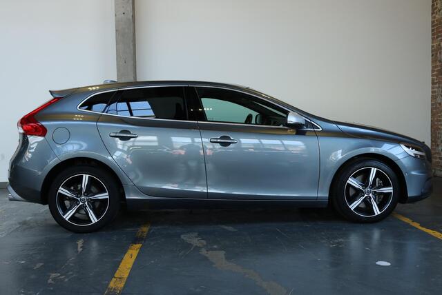 Volvo V40 1.5 T3 Polar+ Sport | Standkachel | Keyless Entry | Harman Kardon Premium Audio | Elektrisch Verstelbare Bestuurdersstoel | Panoramadak | Achteruitrijcamera |