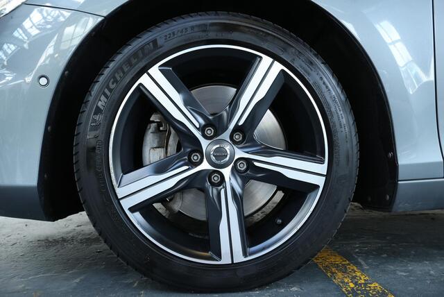 Volvo V40 1.5 T3 Polar+ Sport | Standkachel | Keyless Entry | Harman Kardon Premium Audio | Elektrisch Verstelbare Bestuurdersstoel | Panoramadak | Achteruitrijcamera |